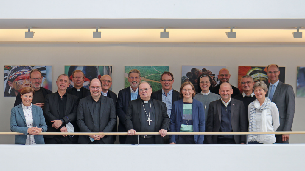 Vertreter der Mitgliedsorganisationen der Konferenz Weltkirche schauen in die Kamera. Bild: Damian Raiser/weltkirche.de