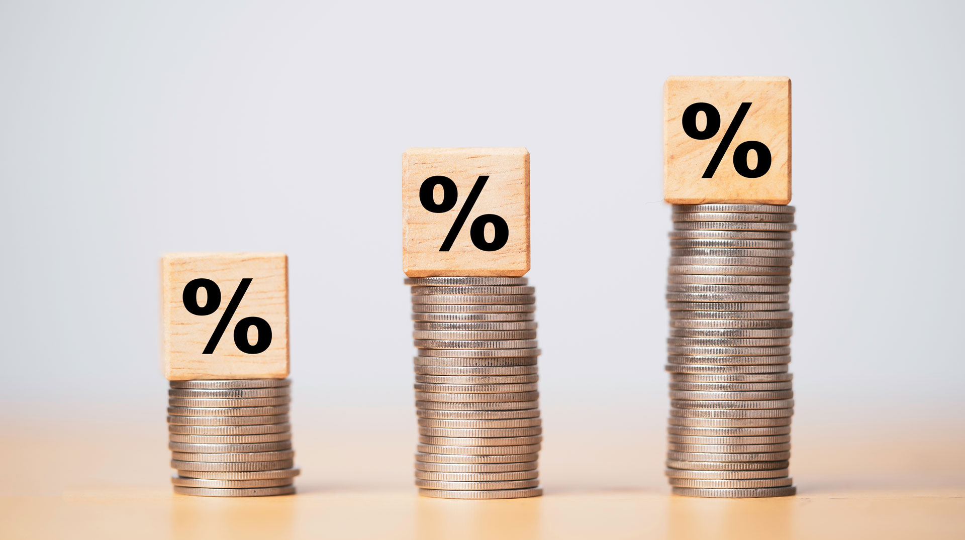 Münzen sind aufeinandergehäuft. Bild: Dilok/stock.adobe.com