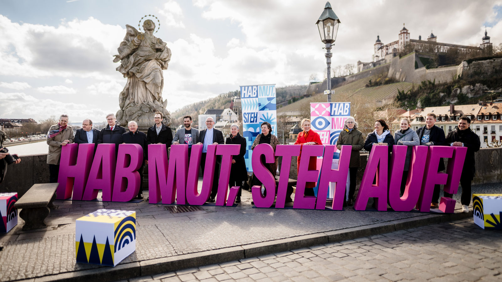 Katholikentagsmotto Hab Mut steh auf vor der Kulisse von Würzburg. Bild: Daniel Schwarz/Deutscher Katholikentag