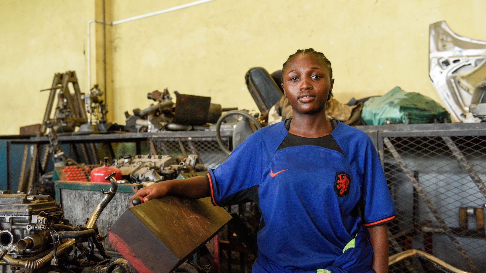 Princesse Djuikui, Auszubildende in einer Autowerkstatt, am 9. Februar 2026 in der Werkstatt in Douala (Kamerun).
Bild: Katrin Gänsler/KNA