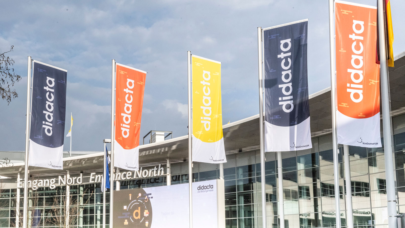 Didacta-Flaggen vor einem Messegebäude. Bild: Thomas Klerx/Koelnmesse GmbH