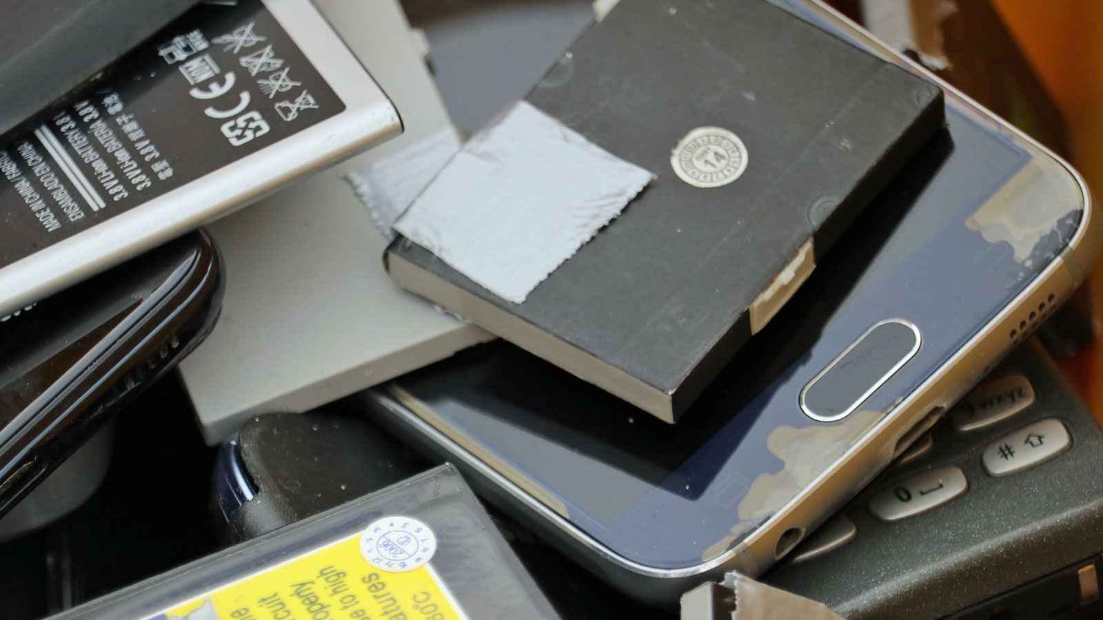 Gegen Müllflut: Hilfswerk Missio und Kirche in Ghana fordern Pfand auf Handys