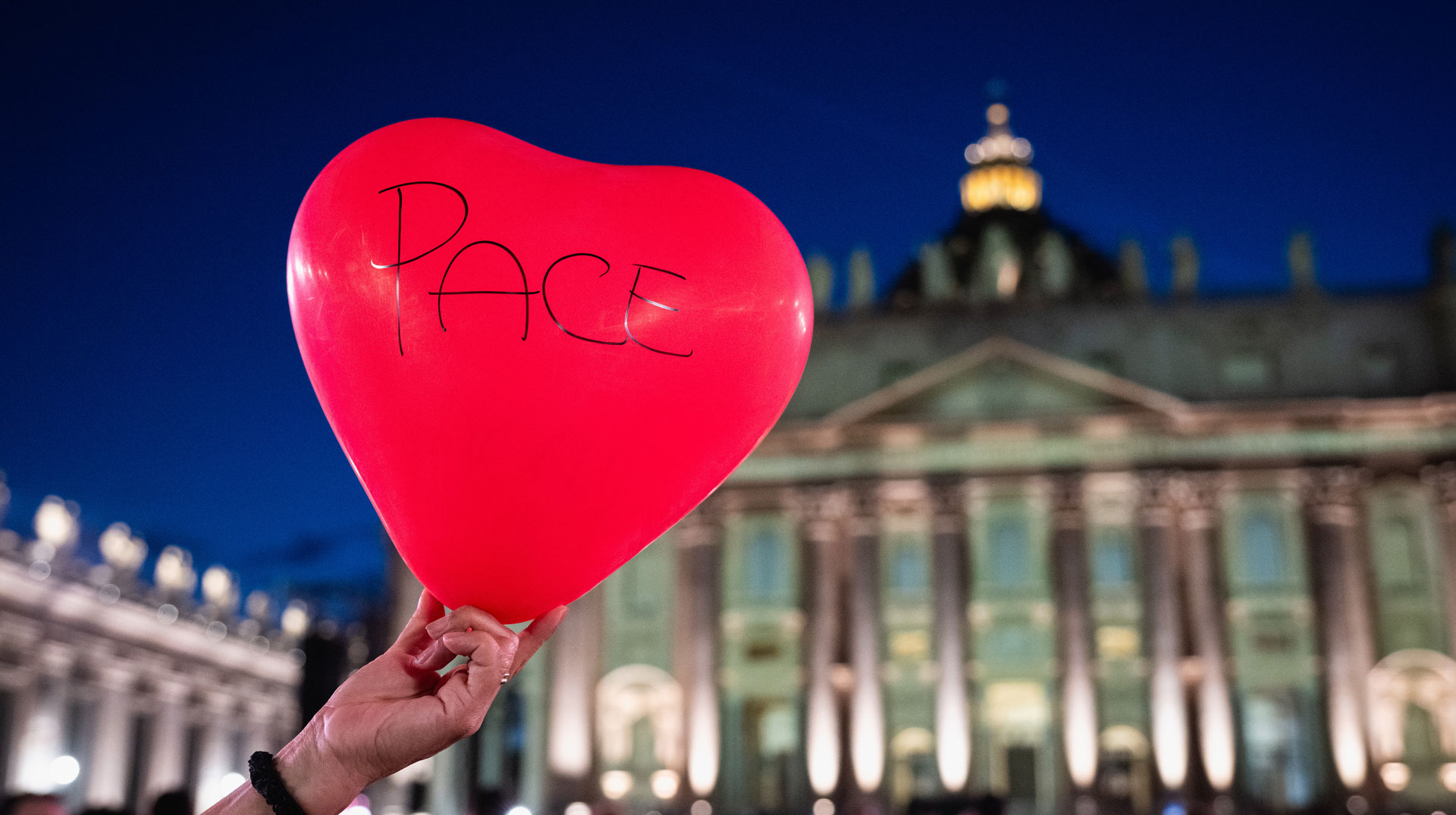 Luftballon Herzform mit Aufschrift "Pace" (dt. Frieden) bei Abschluss des "World Meeting on Human Fraternity 2025" (Welttreffen zur Geschwisterlichkeit der Menschen) 13.09.2025 Petersplatz Vatikan. Bild: Antoine Mekary/Romano Siciliani/KNA