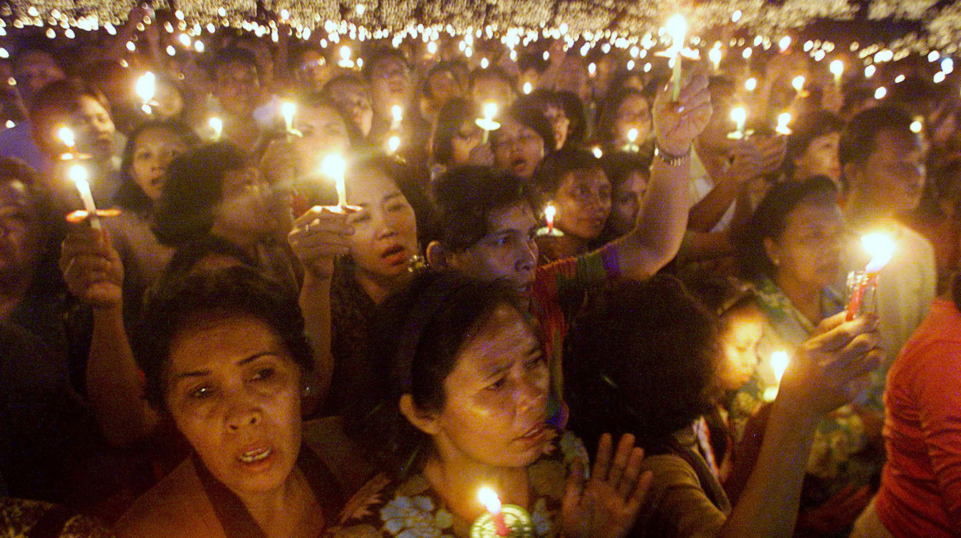 Hunderte Menschen mit Kerzen beten für den Frieden Bild: KNA