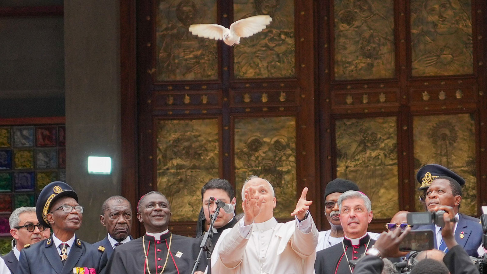 Papst Leo XIV. entlässt eine Friedenstaube bei einem interreligiösen Friedenstreffen am 16. April 2026 in der Kathedrale Sankt Joseph in Bamenda (Kamerun). Bild: Lola Gomez/CNS photo/KNA
