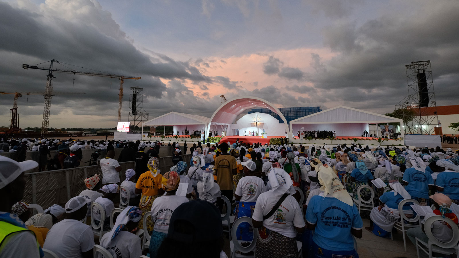 Papst ruft in Angola zu Zuversicht und Versöhnung nach Kriegen der Welt auf