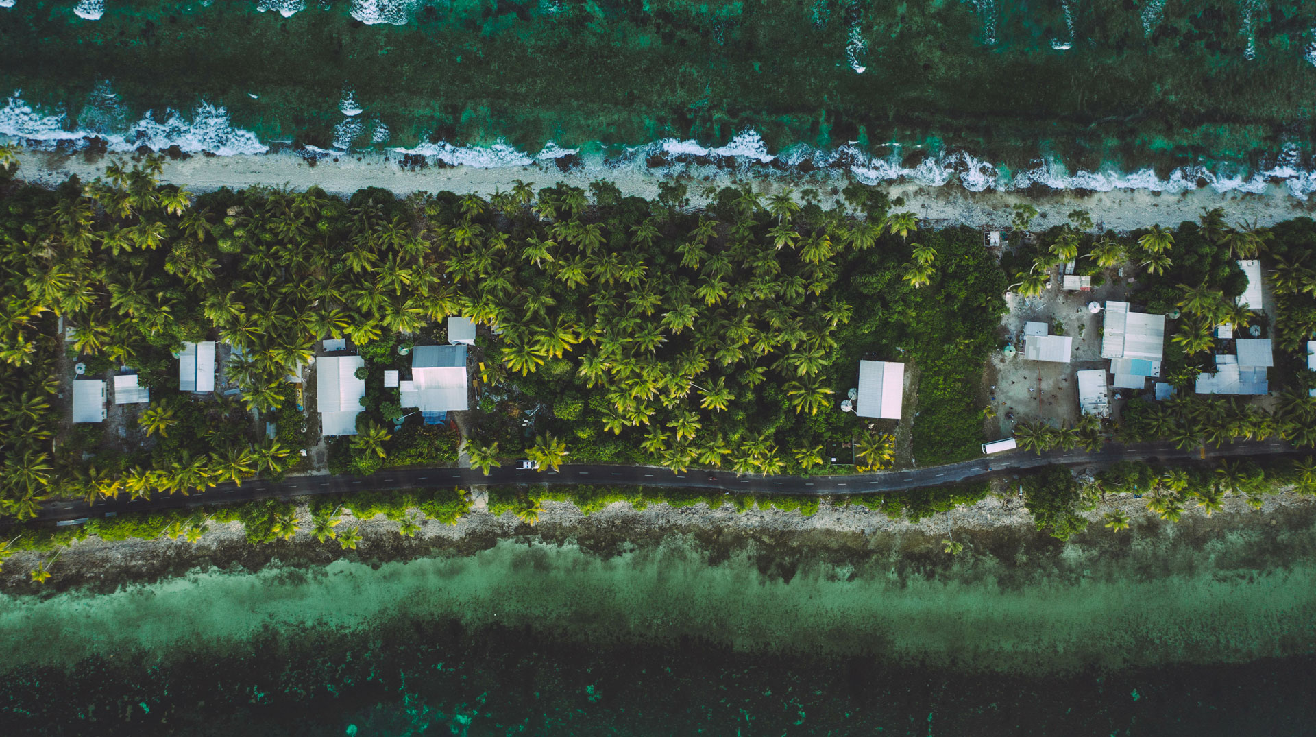 Tuvalu (Funafuti) aerial shot of one of the thinest part of the island where the ocean and lagoon can be seen together . Tala/stock.adobe.com (Archiv)