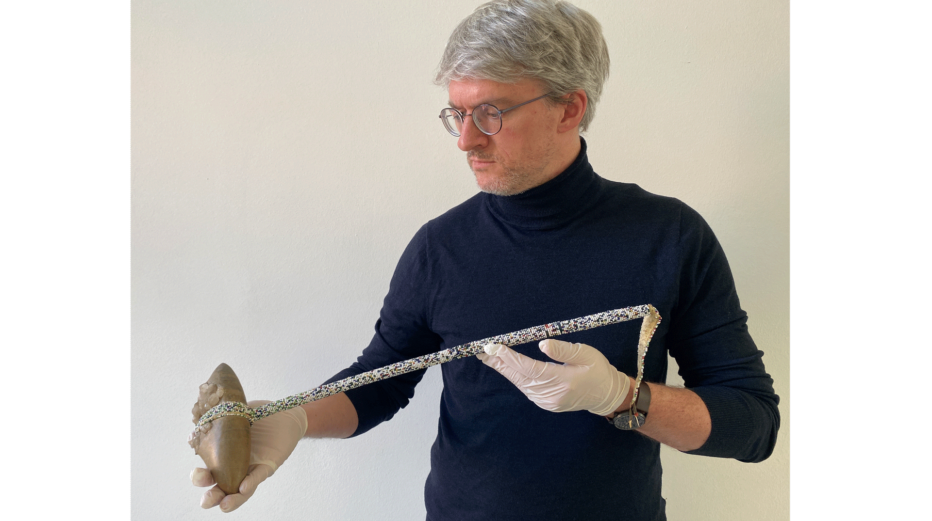 Ethnologe Dr. Markus Scholz mit einer Steinkopfkeule
Bild: Braun/IWM