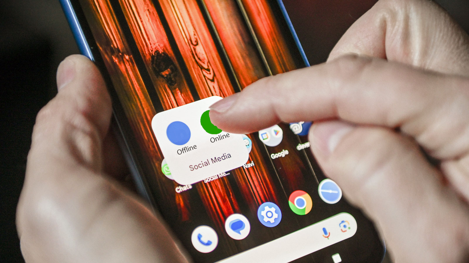 Ein Mann hält am 2. Februar 2025 sein Smartphone mit verschiedenen Apps, darunter LinkedIn und Instagram, in den Händen und tippt mit dem Finger auf das Display. Bild: Julia Steinbrecht/KNA