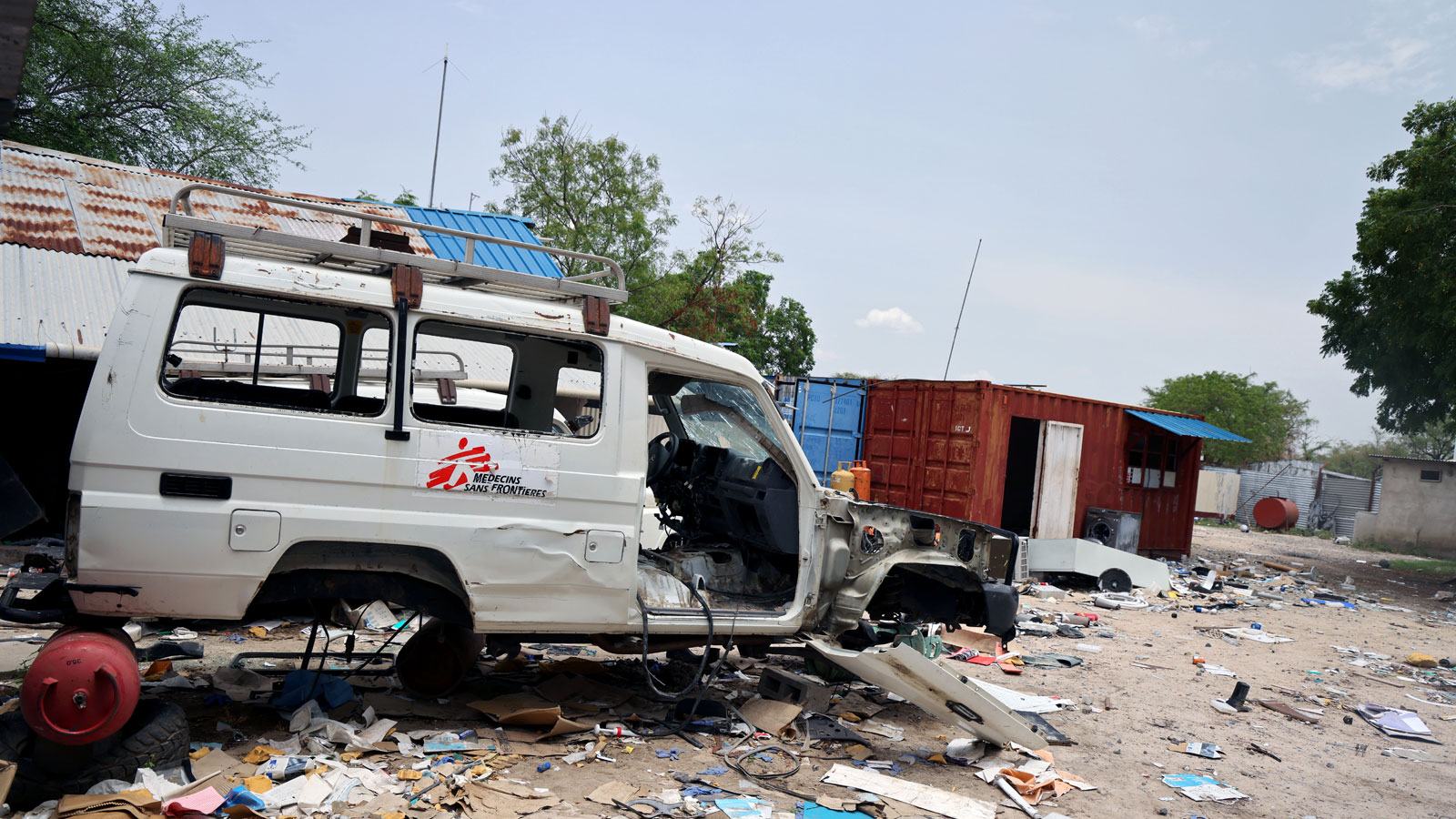 Fahrzeug von Ärzte ohne Grenzen zerstört. Symbolbild Gewalt gegen Gesundheitshelfer. Bild: Stefan Pejovic/MSF