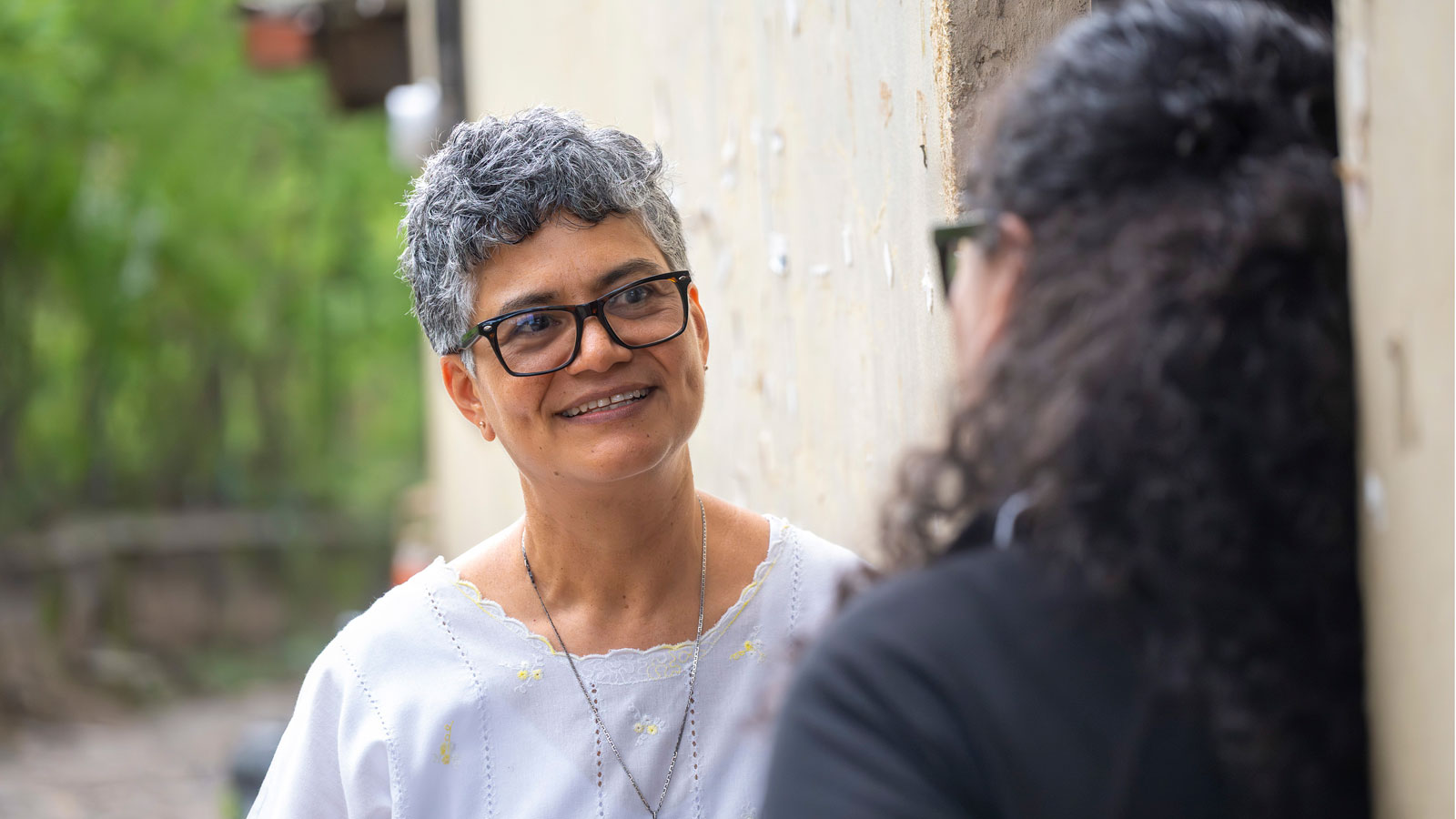 Sr. Marta Iris mit Beatriz Mendoza (50, Unternehmerin, Ladenbesitzerin), Projekt "Mujer Levantate y Anda", Germania, Honduras Bild: Florian Kopp/Adveniat