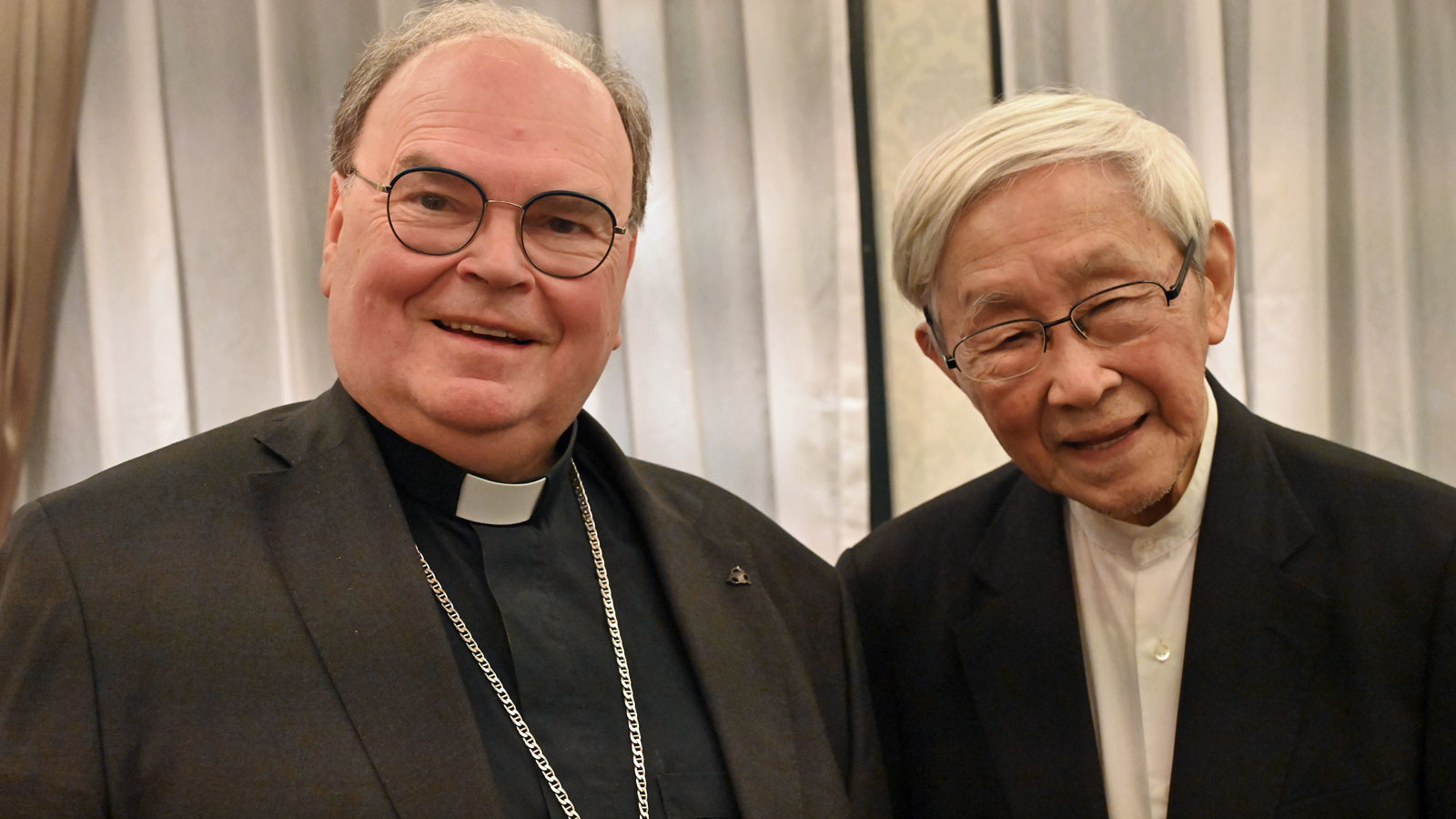 Der Vorsitzende der Kommission Weltkirche der Deutschen Bischofkonferenz, Dr. Bertram Meier, ist in Hongkong mit Joseph Kardinal Zen Ze-kiun zusammengetroffen. Der seit 2009 emeritierte Bischof von Hongkong, inzwischen 94 Jahre alt, gilt als Symbolfigur für die religiöse Freiheit in China und wird immer noch als eine starke Stimme für die Sache der Demokratie wahrgenommen.

Bild: Deutsche Bischofskonferenz / Ulrich Bobinger
