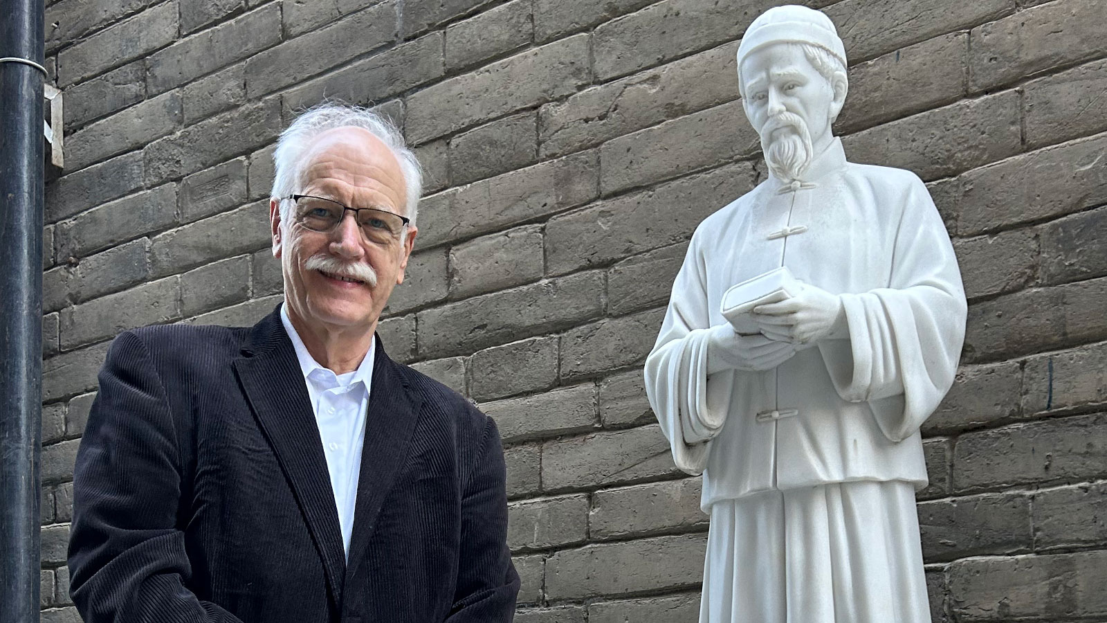 P. Welling neben der Statue des heiligen P. Josef Freinademetz SVD an der Westkirche in Peking | Bild: Archiv China-Zentrum